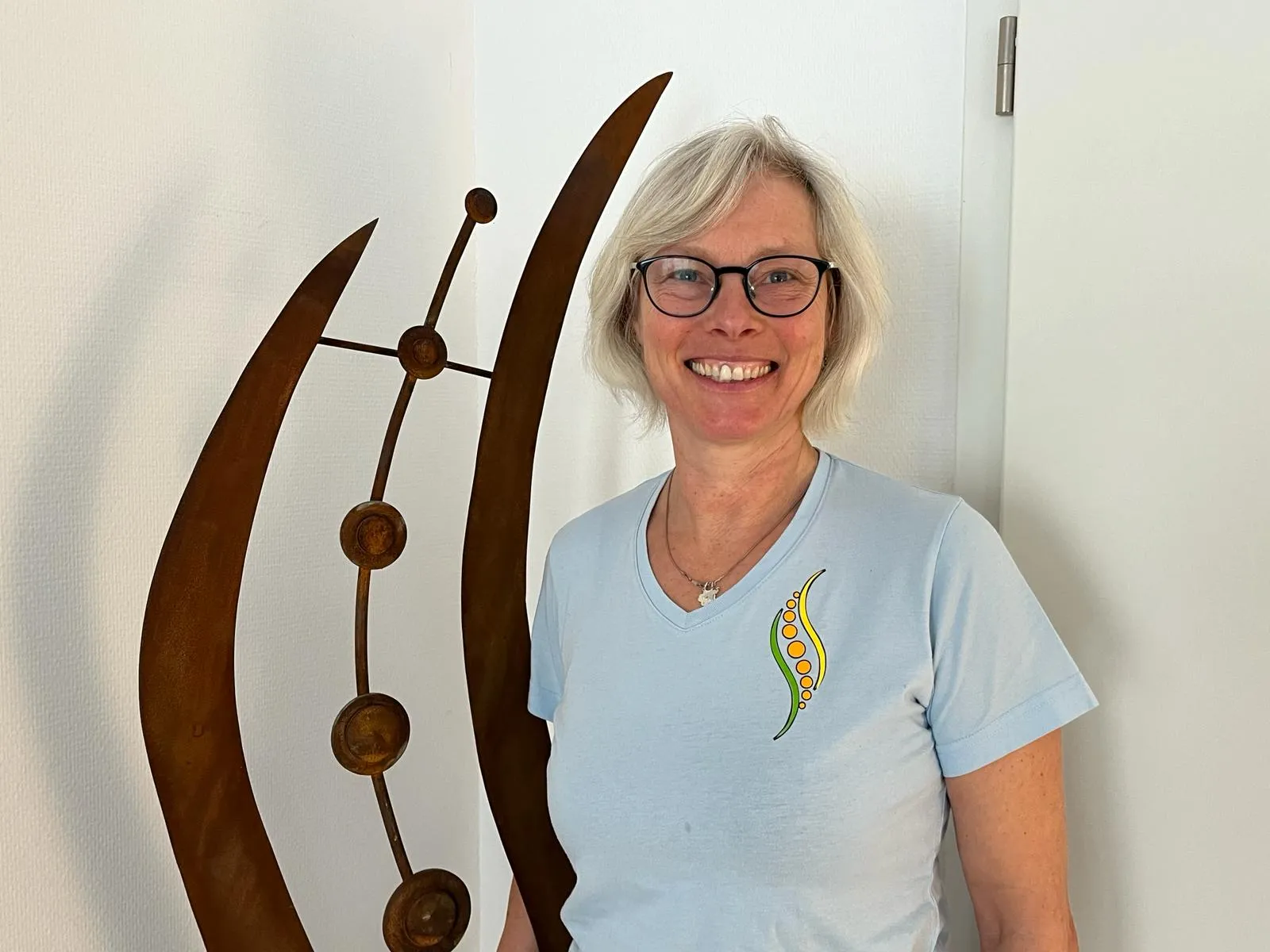 Anke Sewald, offen lächelnd in ihrer Praxis.